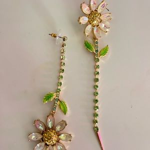 Betsey Johnson Daisy Asymmetrical Drop earrings
